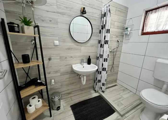 One Bedroom With Balcony 1 דירה *
